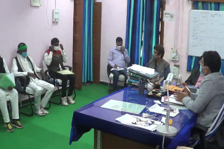 sdo hold meeting with displaced people in bokaro