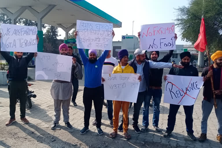 Farmers shut down Reliance petrol pump in kaithal