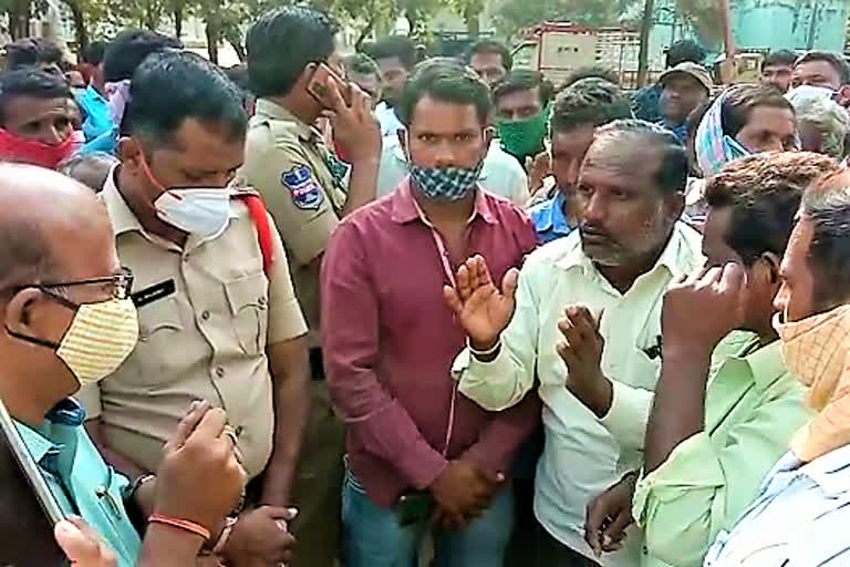 cotton-farmers-protest-at-peddapalli