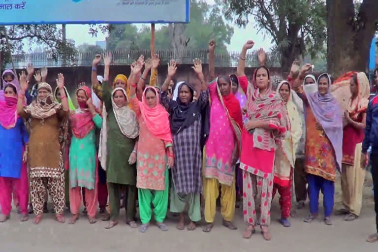 Villagers protest against BCCL officials in bokaro