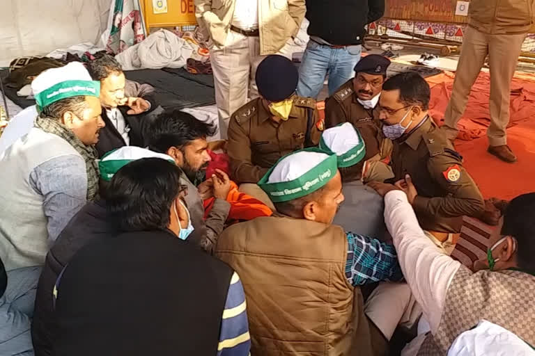 police talks with farmers to end hunger strike and picket in noida