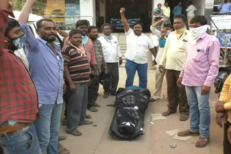 protest with deadbody infront finance office in manchiryala district