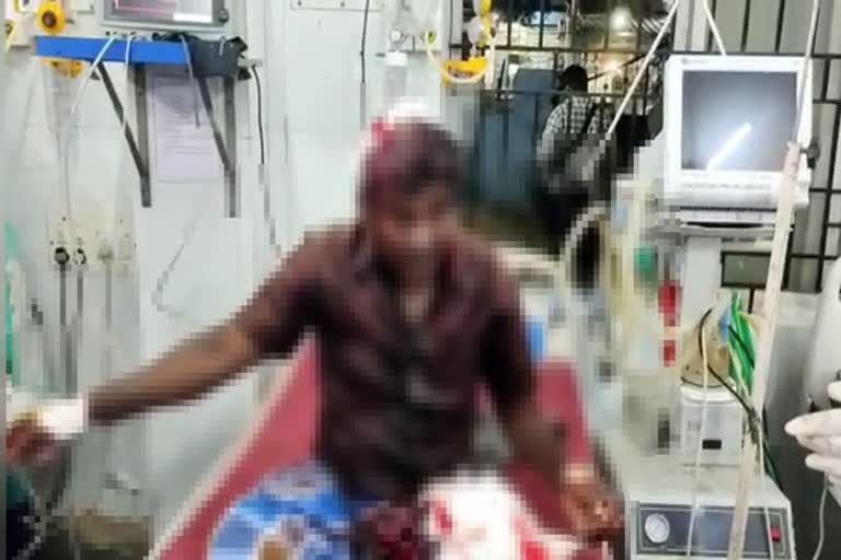 Father and son cut the sickle  Dindigul District Crime News  Tamilnadu Crime News  Tamilnadu Current News  Two Attacked In Dindigul  Police Investigates Two Attacked In Dindigul  தந்தை மகனுக்கு அரிவாள் வெட்டு  திண்டுக்கல்லில் தந்தை மகனுக்கு அரிவாள் வெட்டு  அரிவாள் வெட்டு  திண்டுக்கல் குற்றச் செய்திகள்\  தமிழ்நாடு தற்போதைய செய்திகள்