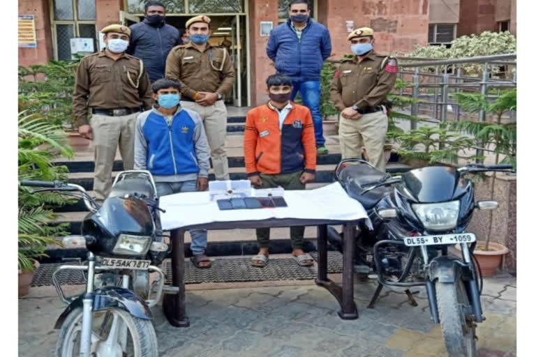 Two vicious mobile robbers were caught In Delhi,  5 mobile, country pistol recovered