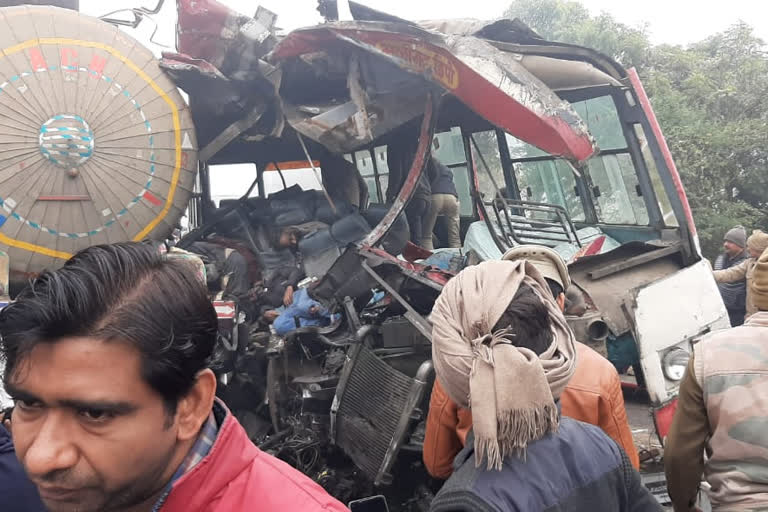 Sambhal road accident  Road accident in Sambhal district  Roadways bus rammed into a gas tanker  UP road accident  major accident in Sambhal  യുപി  എട്ട്‌ മരണം