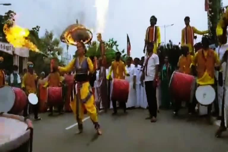 பொய்க்கால் குதிரை  கிராமிய நிகழ்ச்சிகள்  முதலமைச்சர் பழனிசாமி  போக்குவரத்துறை அமைச்சர் எம்.ஆர்.விஜயபாஸ்கர்  Poikkaal Kuthirai Aattam  Rural art shows  Chief Minister Palanisamy  Transport Minister MR Vijayabaskar  Chief Minister Palanisamy visiting Karur  Cm Karur Visiting Programmes  Karur District News  Tamilnadu current news  தமிழ்நாடு தற்போதைய செய்திகள்  கரூர் மாவட்டச் செய்திகள்