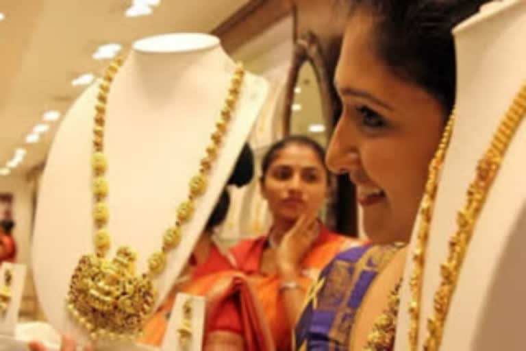 Gold gains Rs 215; silver jumps Rs 1,185