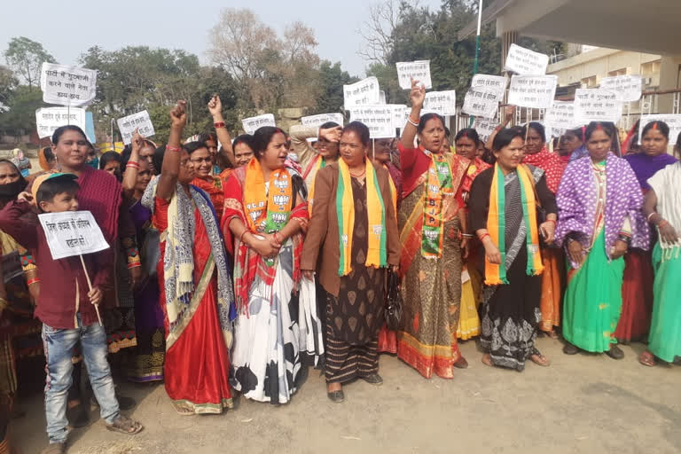 Women worker protest against BJP district president in giridih