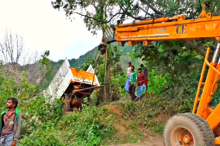 கொண்டை ஊசி வளைவில் கவிழ்ந்த சரக்கு வேன்