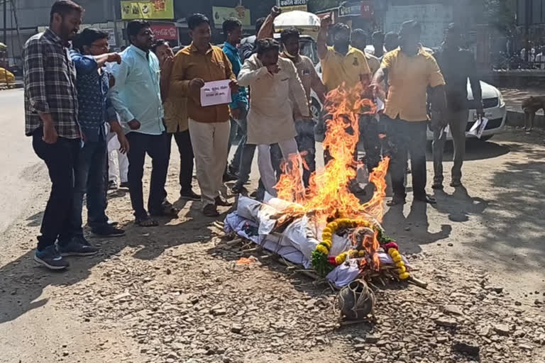 Youth Congress protests by burning the statue of Raosaheb Danve