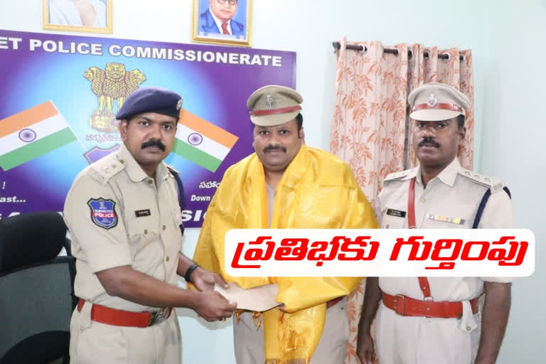 siddipeta police Commissioner Joel Davis congratulates husnabad si for selecting national awar