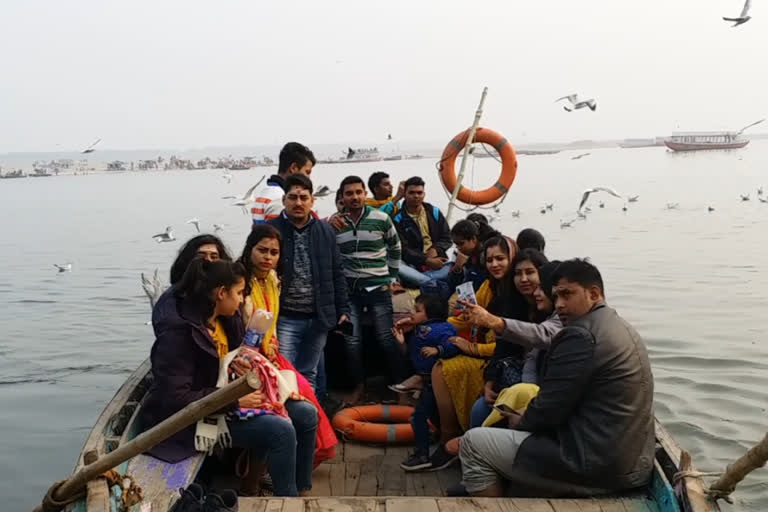 Tourists ignoring boat safety orders in varanasi