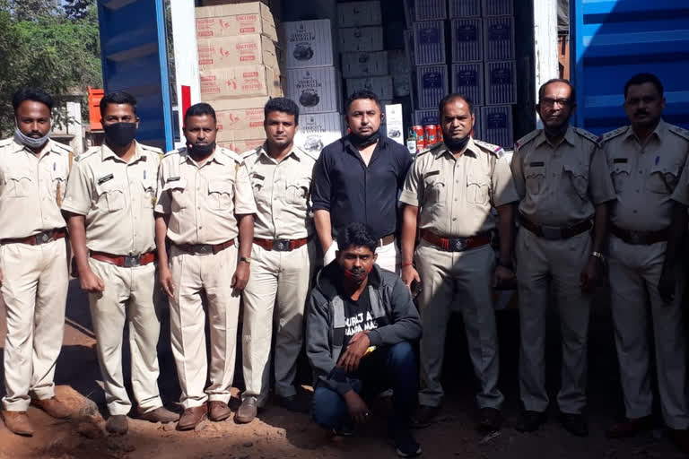 3 lakh 20 thousand worth of liquor seized at Patradevi check post on Maharashtra-Goa border