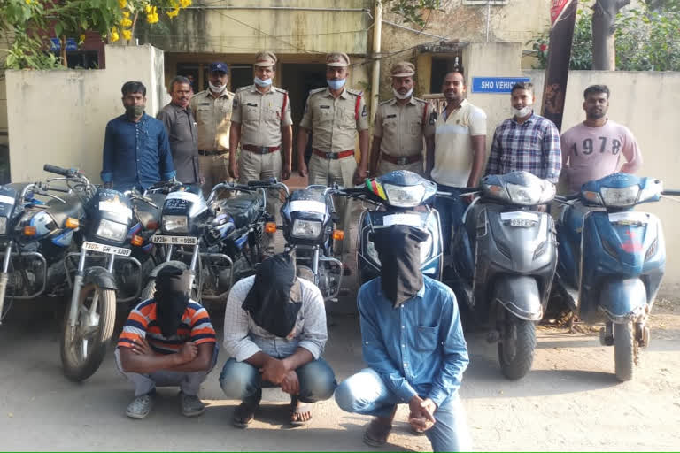 two-wheeler-thieves-arrested-by-nampally-police