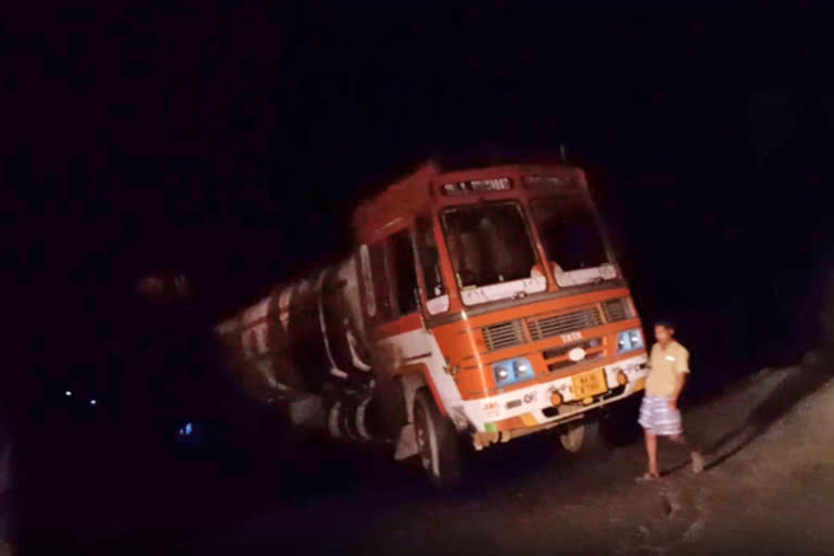 traffic near dhimbam ghats road due to lorry accident