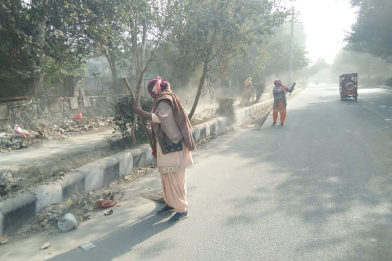 When the spirits are high, what will the winter and corona do?  Watch the video of MCD cleaning workers of Delhi