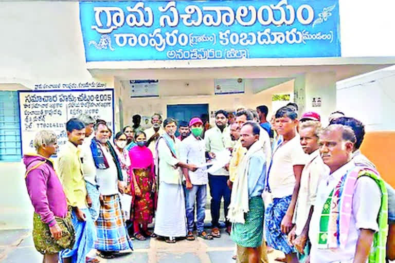 farmers locked grama sachivalayam for crop oinsurance