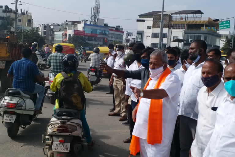 Minister Birathi Basavaraj Cleared Traffic at Horamavu signal