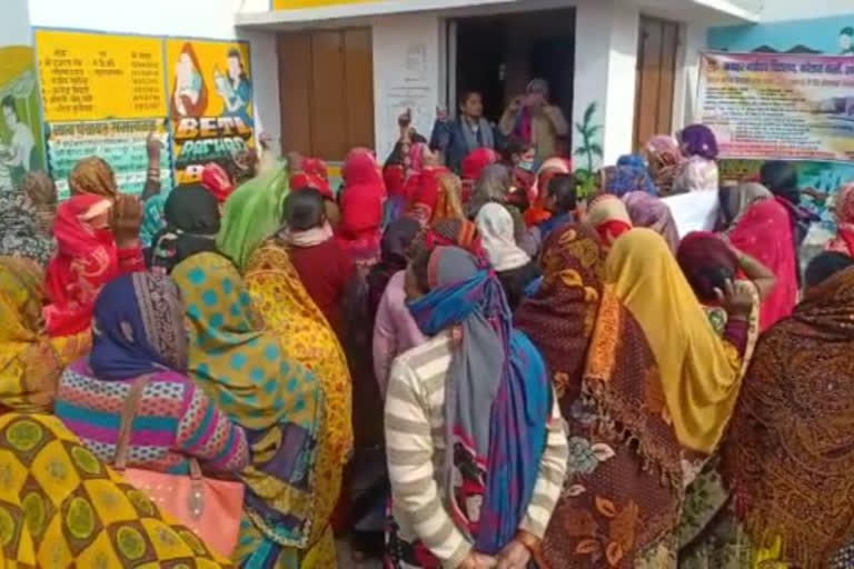 women protest in agra