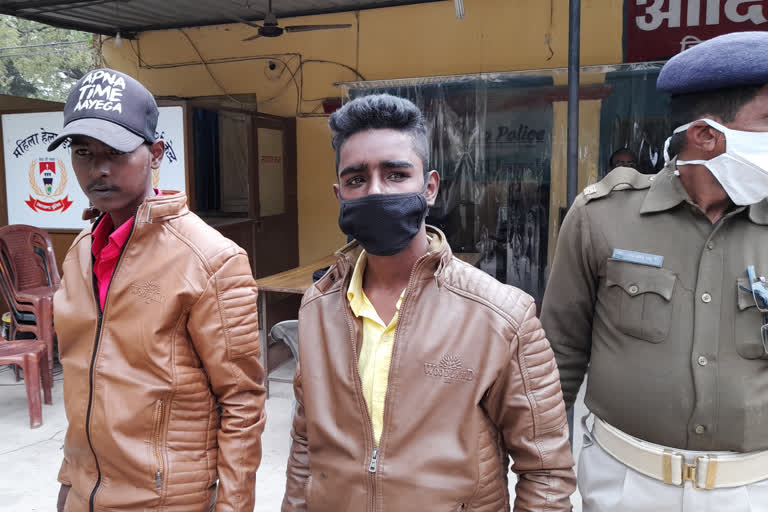 Two accused of snatching mobiles arrested in seraikela