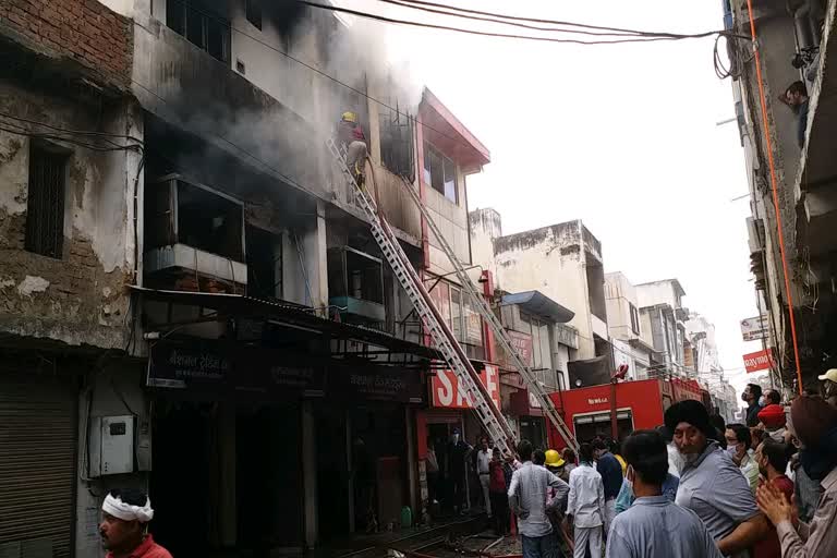 a-fire-broke-out-in-shop-of-pandri-cloth-market-of-raipur