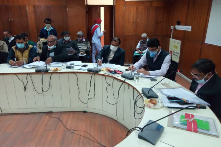 review meeting of officials, PC Berwal took a review meeting, Divisional Commissioner PC Berwal, Divisional Commissioner visit Karauli, संभागीय आयुक्त PC बेरवाल, अधिकारियों की समीक्षा बैठक