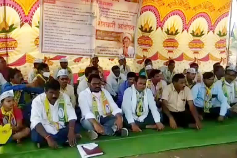 Vanchit Bahujan Aghadi agitates in Yavatmal for the demands of farmers