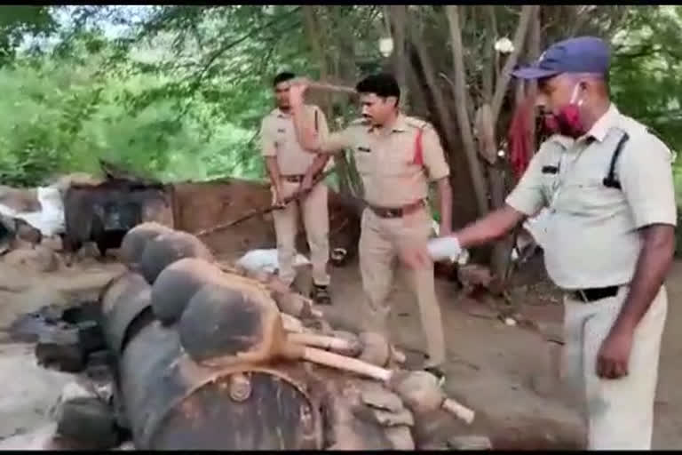 నాటుసారా స్థావరాలపై దాడులు