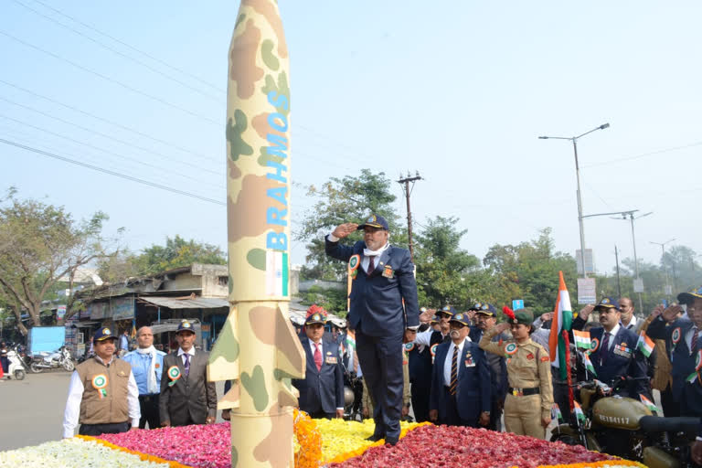 Sainik Sangh paid tribute to the martyrs