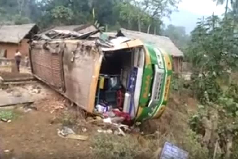 ഒഡീഷ  ബസ്  ഭുവനേശ്വർ  Odisha  Bus Overturns On Ghat Road