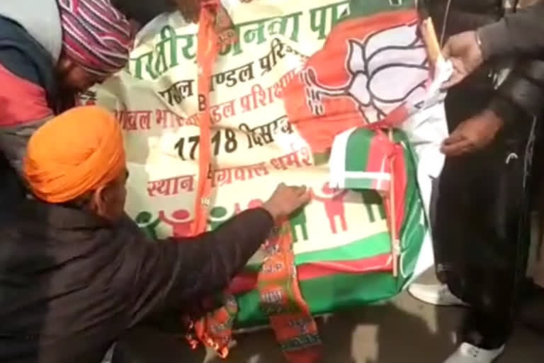 Farmers burn BJP flag in Fatehabad