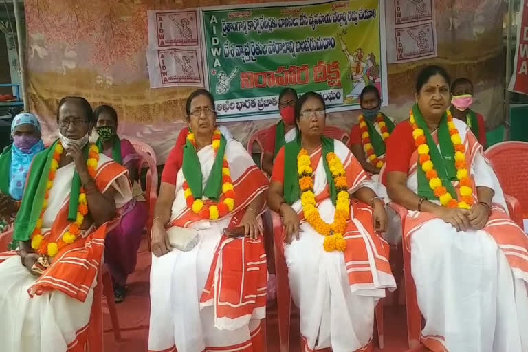 women-hunger-strike-to-support-farmers-at-bhadrachalam-in-bhadradri-kothagudem