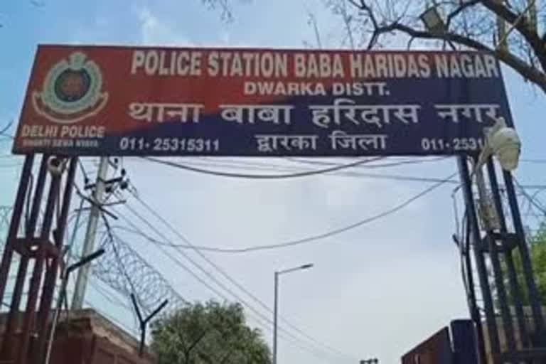 Baba Haridas Nagar police caught an absconding liquor smuggler