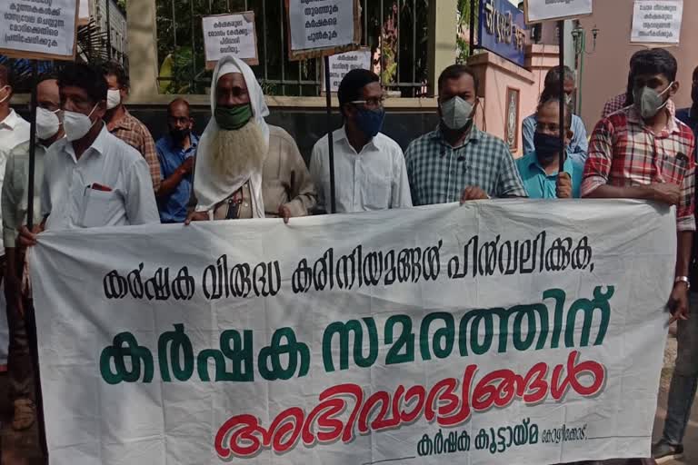 കര്‍ഷക പ്രക്ഷോഭത്തിന് ഐക്യദാര്‍ഢ്യം  കോഴിക്കോട്‌ കര്‍ഷക കൂട്ടായ്‌മ  കാര്‍ഷിക നിയമങ്ങള്‍ക്കെതിരെ സമരം  കര്‍ഷക കൂട്ടായ്‌മ  കര്‍ഷക പ്രക്ഷോഭം  support for farmers protest delhi  farmers protest delhi  delhi farmers protest  farm bill