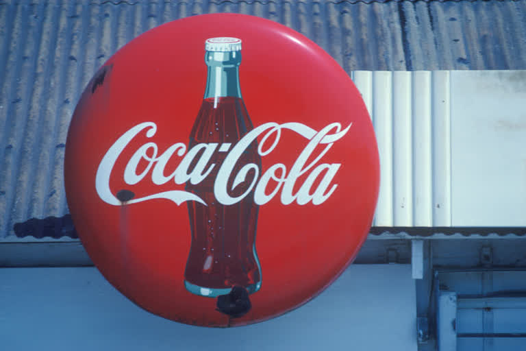 कोरोना का कहर: कोका कोला करेगी दुनिया भर में 2,200 कर्मचारियों की छंटनी