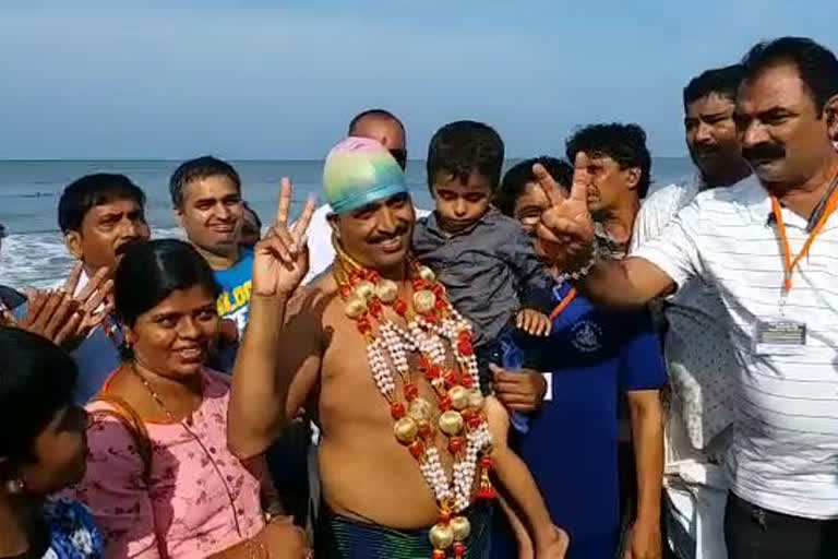 India Book of Records: A teacher swims in sea in Pdmasana position by tying chain to leg