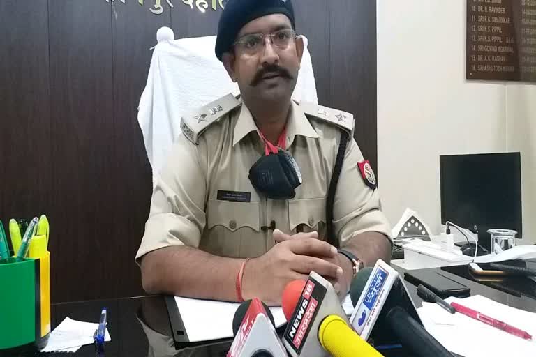 जानकारी देते पुलिस अधीक्षक केशव कुमार चौधरी.