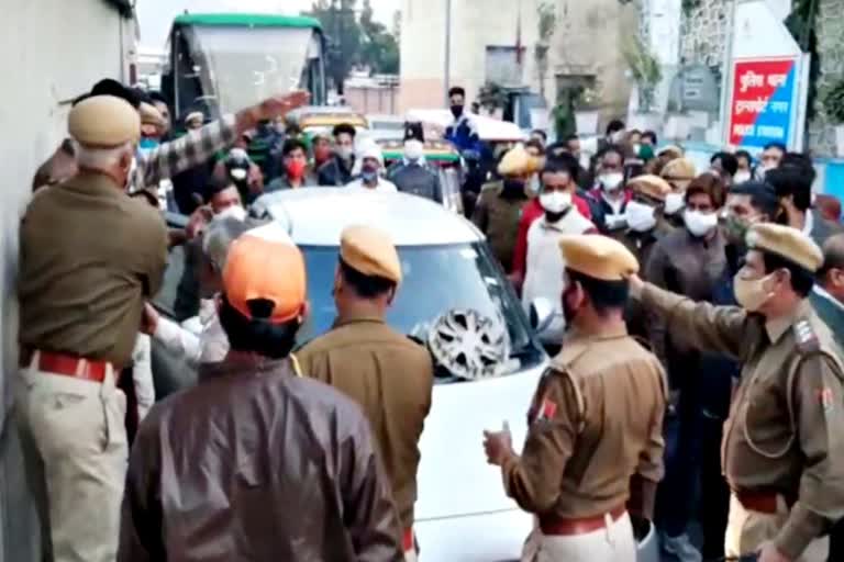 protest outside Transport Nagar police station, MLA Rafiq Khan