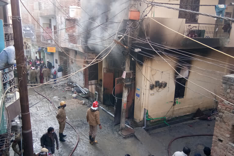 minor brothers charred to death  Delhi fire  fire in rubber godown  fire in P block in Sagarpur  fire broke out in rubber godown  rubber godown in Sagarpur  rubber godown  Shakuntala Hospital  polymer slippers  cheap rubber  DDU hospital  Two minor brothers charred to death in Delhi fire  തീപിടിത്തം; ഡൽഹിയിൽ രണ്ട് ആൺകുട്ടികൾ മരിച്ചു  തീപിടിത്തം  ഡൽഹിയിൽ ആൺകുട്ടികൾ മരിച്ചു