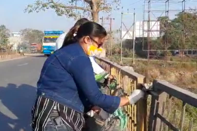 bjp leader ekta jaiswal cleaned bridge