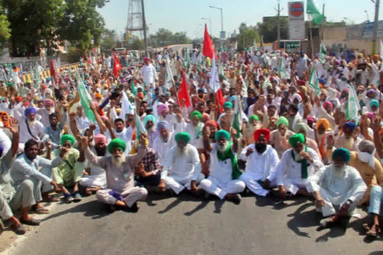 protesting-farmers-to-go-for-tractor-rally-on-republic-day-near-delhi-borders