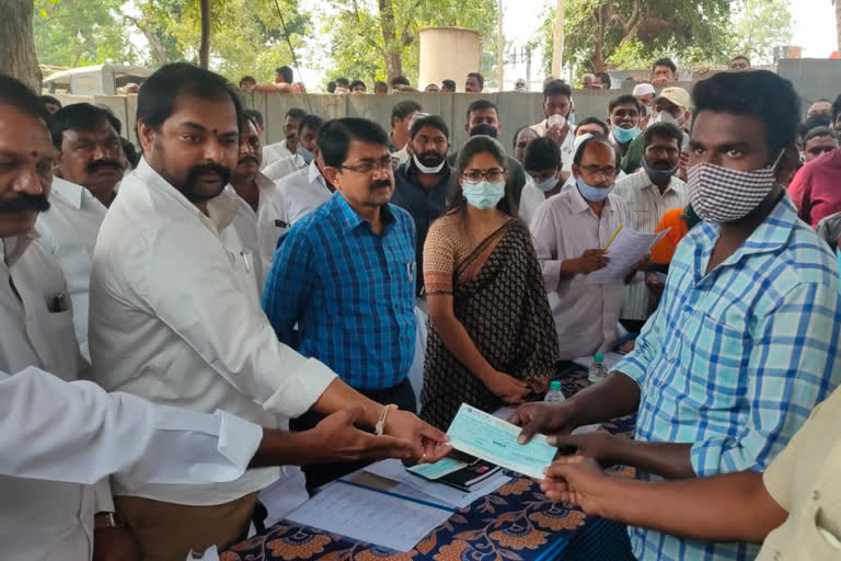 Provision of compensation to the families of road accident victims in kurnool district