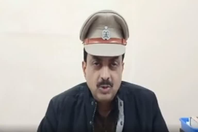 जानकारी देते अपर पुलिस अधीक्षक संजय कुमार.