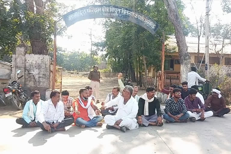 Farmers strike regarding power problem in pandhana khandwa