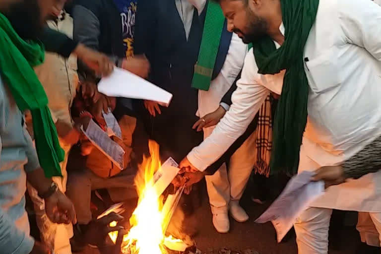 farmers burn the letter of agriculture minister