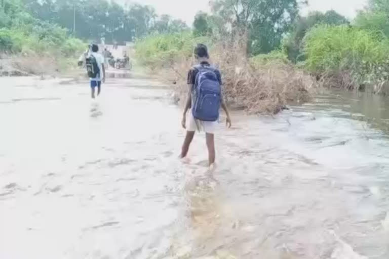 சேதமடைந்து காணப்படும் தரைப்பாலம்