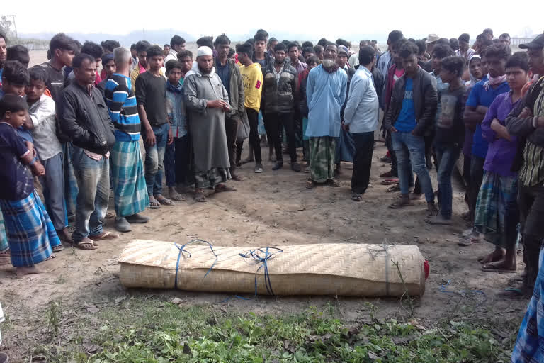 খাৰুপেটীয়াৰ মণ্ডলপাৰা গাঁৱত চিপলোৱা অৱস্থাত যুৱকৰ মৃতদেহ উদ্ধাৰ