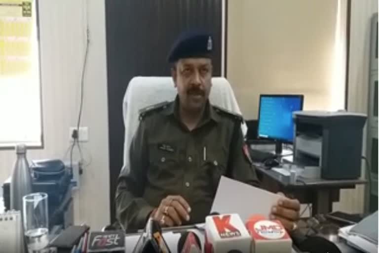 जानकारी देते अपर पुलिस अधीक्षक अनूप कुमार.