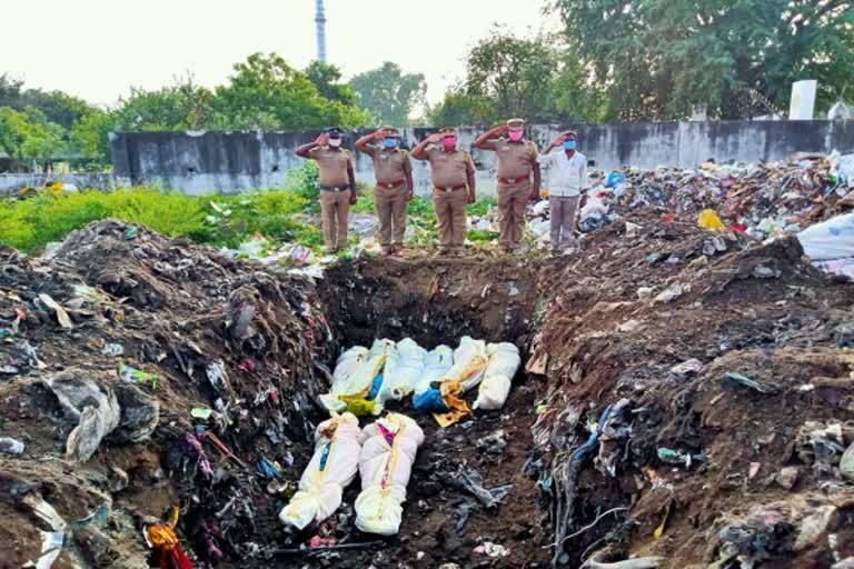 அனாதை சடலங்களை அடக்கம் செய்த காவல் துறையினா்