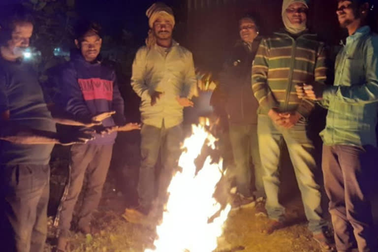 Arrangement of bonfire in Dhanbad due to cold